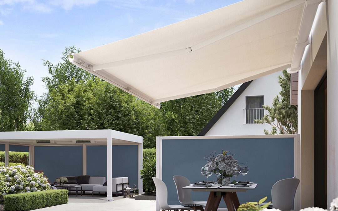 Außenterrasse bei sonnigem Wetter mit weißer Markise der Marke markilux
