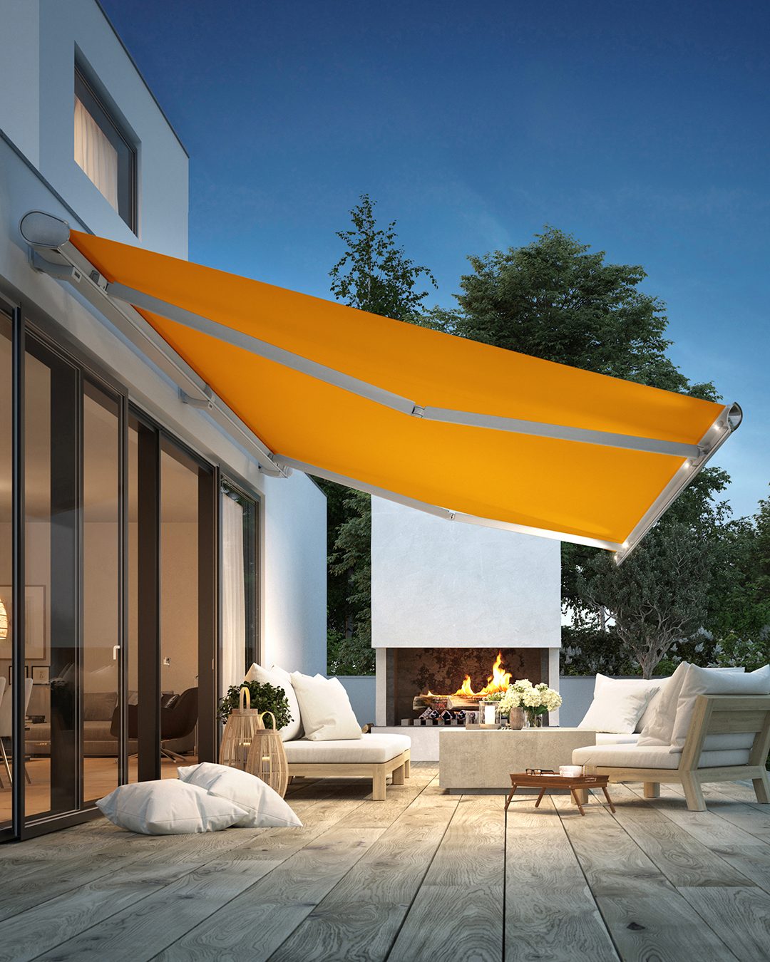 markilux mx-6000 in grau mit orangenem Tuch über einer Terrasse am Abend Stimmungsvoll beleuchtete Außenterrasse in der Dämmerung mit ausgefahrener gelben Markise der Marke markilux